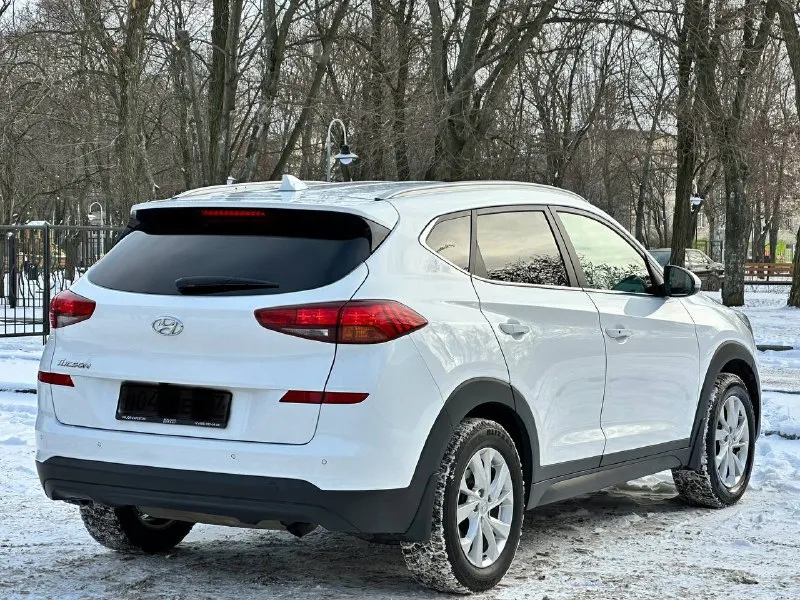 Продается: hyundai tucson 2019 год! рестайлинг, обьем 2.0 бензин самый простой и надежный, автомобиль в идеальном состоянии, вложений абсолютно никаких не требует, обслуживается все во время по регламенту, авто весь в заводском состоянии резина зима новая, пробег родной 113тыс, км комплектация пред максимальная! start stop, подогрев руля, car play, auto hold, подогрев всех сидений, двух зонный климат контроль, камера заднего вида, парктроники, и многое другое! описывать долго) своими словами действительно отличный семейный паркетник! с документами полностью порядок! продажа от собственника любое переоформление! цена 2175.000₽ торг присутствует по факту звоните +7949-551-68-75 также телеграмм ☝🏻 📲 tg: n.77 📞 звоните: +7(949)5516875 - фотография - 6