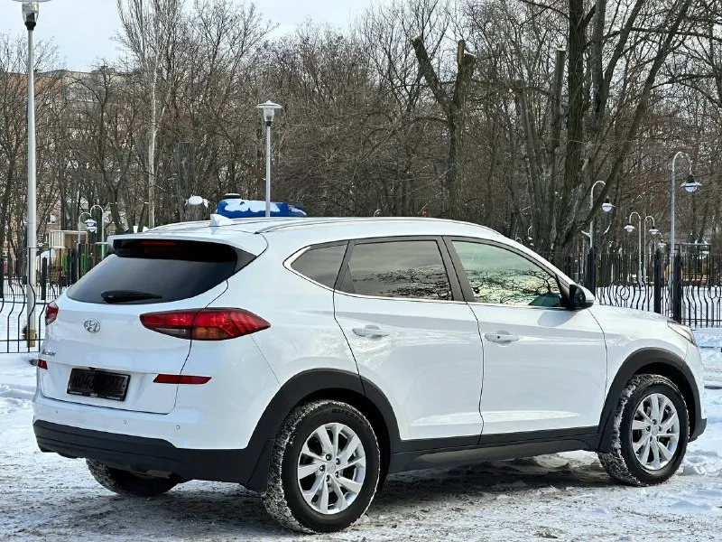 Продается: hyundai tucson 2019 год! рестайлинг, обьем 2.0 бензин самый простой и надежный, автомобиль в идеальном состоянии, вложений абсолютно никаких не требует, обслуживается все во время по регламенту, авто весь в заводском состоянии резина зима новая, пробег родной 113тыс, км комплектация пред максимальная! start stop, подогрев руля, car play, auto hold, подогрев всех сидений, двух зонный климат контроль, камера заднего вида, парктроники, и многое другое! описывать долго) своими словами действительно отличный семейный паркетник! с документами полностью порядок! продажа от собственника любое переоформление! цена 2175.000₽ торг присутствует по факту звоните +7949-551-68-75 также телеграмм ☝🏻 📲 tg: n.77 📞 звоните: +7(949)5516875 - фотография - 7