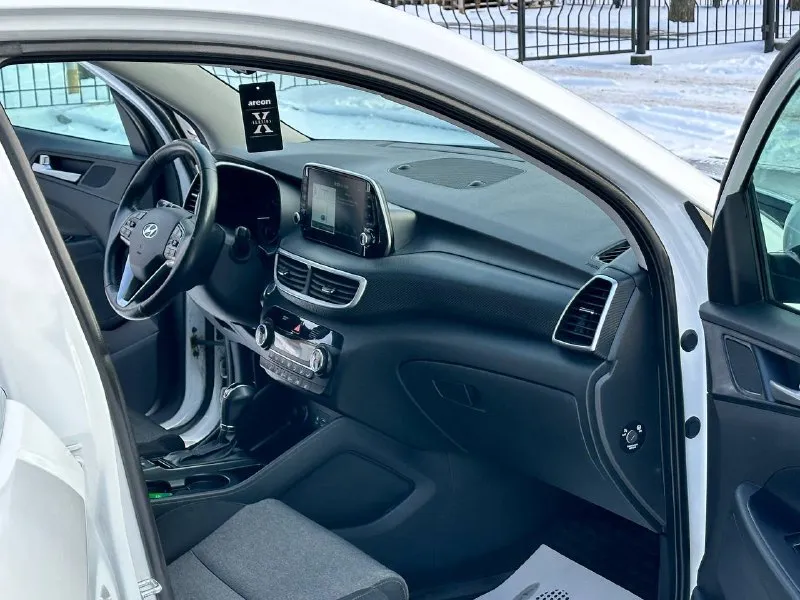 Продается: hyundai tucson 2019 год! рестайлинг, обьем 2.0 бензин самый простой и надежный, автомобиль в идеальном состоянии, вложений абсолютно никаких не требует, обслуживается все во время по регламенту, авто весь в заводском состоянии резина зима новая, пробег родной 113тыс, км комплектация пред максимальная! start stop, подогрев руля, car play, auto hold, подогрев всех сидений, двух зонный климат контроль, камера заднего вида, парктроники, и многое другое! описывать долго) своими словами действительно отличный семейный паркетник! с документами полностью порядок! продажа от собственника любое переоформление! цена 2175.000₽ торг присутствует по факту звоните +7949-551-68-75 также телеграмм ☝🏻 📲 tg: n.77 📞 звоните: +7(949)5516875 - фотография - 8