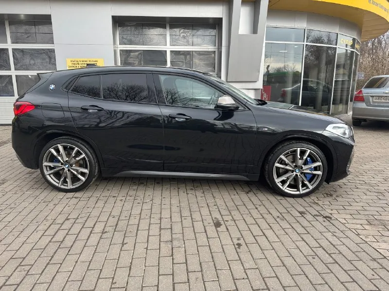 Bmw x2m35i. 306 л. с. год выпуска: 2020. пробег: 72000 км. стоимость: 4 100 000 руб. автомобиль куплен у официального дилера bmw в германии. машина в идеальном состоянии. автомобиль представляет собой уникальный сплав полноприводного кроссовера, с увеличенным дорожным просветом и спортивного автомобиля, с невероятной динамикой. машина в максимальной комплектации, включая спортивные ковшеобразные сидения, проекцию на лобовое стекло, панорамную крышу, кованные диски r20 и т. д. автомобиль в абсолютно заводском состоянии, безо всякого чип-тюнинга и т. д. имеется вся история обслуживания. все органы и системы исправны и работают также, как на новой машине. невероятно мощный, быстрый и универсальный автомобиль. тел: +7 949 484 29 53 📞 🇷🇺 звоните: +79494842953 - фотография - 4