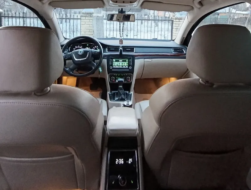 Продам skoda superb 2 в красивом состоянии. два владельца за всю историю. 2010 года выпуска. 1.8 т бензин без масложора без дыма и прочего! пробег 226т. км вложений автомобиль не требует. состояние автомобиля такое же как на фото! авто оснащёно богатой комплектацией: полный электро пакет, кожа. эл. сидения, эл. зеркала, складывание зеркал, мульти руль, двух зонный климат контроль, дотяжки багажника, подогрев всех сидений, адаптированная оптика, хорошая акустика, и много другого. . диски р18 новая зимняя резина. в автомобиле работает абсолютно всё без нареканий. просторный и комфортабельный авто👍 с документами порядок. любое переоформление. находится в донецке цена 885.000 тр торг на месте ✅ моб +79494494164 +79494484540 📲 tg: 😎♠️ 📞 звоните: +7(949)4494164 - фотография - 7