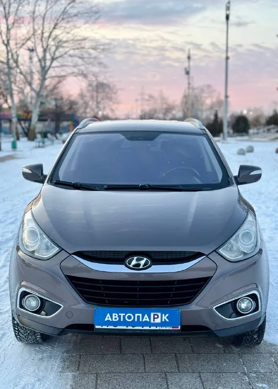 🇰🇵 hyundai ix35 at 💰цена: 1 150 000р 🏢город: мариуполь 📅год выпуска: 2012 🗒️пробег: 180 539км. ⚙️двигатель: 2.0 ⛽топливо: бензин ⚙️кпп: автомат 📞 телефон: +7-949-727-41-51 +7-949-551-91-52 +7-989-263-55-56 💾 описание: ✅ техническая часть на 5+ ✅ очень красивый цвет ✅ отличное состояние ✅ кузов без дефектов 🔥 отличная комплектация: ❄️ двухзонный климат-контроль, подогрев всех сидений, бортовой компьютер, кожаный мультируль, птф, кожаный комбинированный салон, полный электропакет, помощь при спуске, оригинальные литые диски. улица шевченко 269 🏦 возможна продажа в кредит по двум документам. - фотография - 2