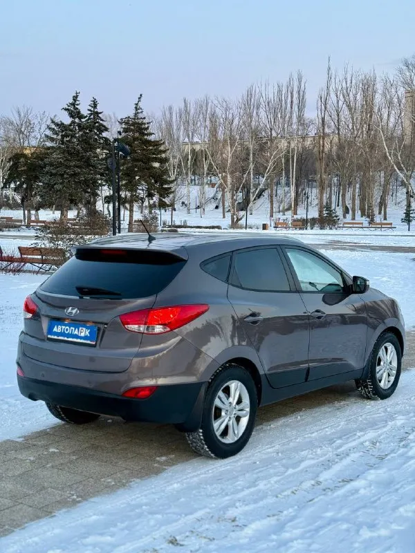 🇰🇵 hyundai ix35 at 💰цена: 1 150 000р 🏢город: мариуполь 📅год выпуска: 2012 🗒️пробег: 180 539км. ⚙️двигатель: 2.0 ⛽топливо: бензин ⚙️кпп: автомат 📞 телефон: +7-949-727-41-51 +7-949-551-91-52 +7-989-263-55-56 💾 описание: ✅ техническая часть на 5+ ✅ очень красивый цвет ✅ отличное состояние ✅ кузов без дефектов 🔥 отличная комплектация: ❄️ двухзонный климат-контроль, подогрев всех сидений, бортовой компьютер, кожаный мультируль, птф, кожаный комбинированный салон, полный электропакет, помощь при спуске, оригинальные литые диски. улица шевченко 269 🏦 возможна продажа в кредит по двум документам. - фотография - 4