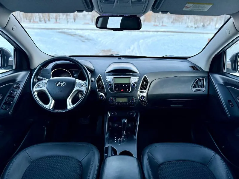 🇰🇵 hyundai ix35 at 💰цена: 1 150 000р 🏢город: мариуполь 📅год выпуска: 2012 🗒️пробег: 180 539км. ⚙️двигатель: 2.0 ⛽топливо: бензин ⚙️кпп: автомат 📞 телефон: +7-949-727-41-51 +7-949-551-91-52 +7-989-263-55-56 💾 описание: ✅ техническая часть на 5+ ✅ очень красивый цвет ✅ отличное состояние ✅ кузов без дефектов 🔥 отличная комплектация: ❄️ двухзонный климат-контроль, подогрев всех сидений, бортовой компьютер, кожаный мультируль, птф, кожаный комбинированный салон, полный электропакет, помощь при спуске, оригинальные литые диски. улица шевченко 269 🏦 возможна продажа в кредит по двум документам. - фотография - 8
