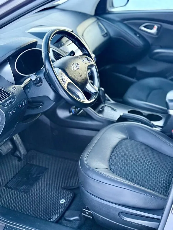 🇰🇵 hyundai ix35 at 💰цена: 1 150 000р 🏢город: мариуполь 📅год выпуска: 2012 🗒️пробег: 180 539км. ⚙️двигатель: 2.0 ⛽топливо: бензин ⚙️кпп: автомат 📞 телефон: +7-949-727-41-51 +7-949-551-91-52 +7-989-263-55-56 💾 описание: ✅ техническая часть на 5+ ✅ очень красивый цвет ✅ отличное состояние ✅ кузов без дефектов 🔥 отличная комплектация: ❄️ двухзонный климат-контроль, подогрев всех сидений, бортовой компьютер, кожаный мультируль, птф, кожаный комбинированный салон, полный электропакет, помощь при спуске, оригинальные литые диски. улица шевченко 269 🏦 возможна продажа в кредит по двум документам. - фотография - 9