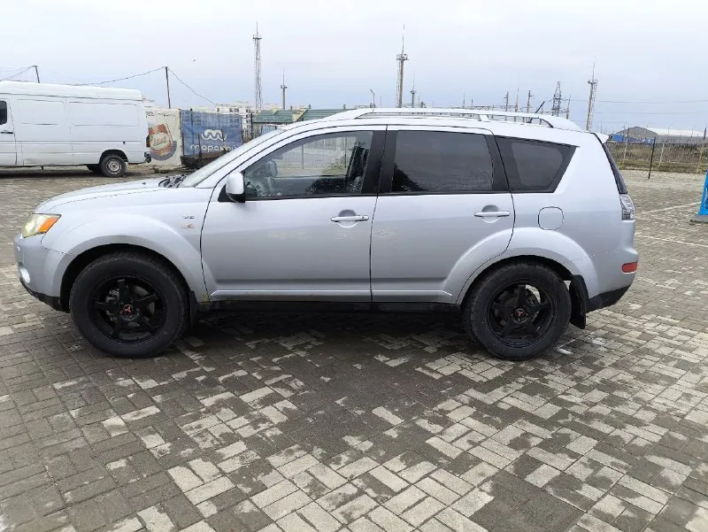 🚘 марка и модель: mitsubishi outlander 📏 пробег: 279000 📆 год: 2007 📝 кпп: ⚙️ описание: продам mitsubishi аутландер 2007 год, 4wd, пробег 279000 родной, 3.0 бензиновый v6 mivec надежный атмосферный двигатель с 220 л. с., коробка чистый японский автомат jatko переключает листает отлично, в максимальной комплектации: люк, кожа, лепестки, штатный ксенон, колеса р18 245/65 на новой зимней резине, в машине работает все что должно работать она резвая быстрая высокая любителям полного привода зайдёт, стоит уже на 180 регионе учёт на мне на 5 лет, цена 1230000, тел:+79495070509 и тг. 💰 цена: 1250000 🌍 город: 📞 телефон: +79495070509 🙋‍ нажмите, чтобы связаться с продавцом в тг 📞 звоните: +7(949)5070509 - фотография - 3
