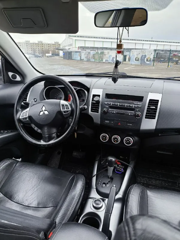 🚘 марка и модель: mitsubishi outlander 📏 пробег: 279000 📆 год: 2007 📝 кпп: ⚙️ описание: продам mitsubishi аутландер 2007 год, 4wd, пробег 279000 родной, 3.0 бензиновый v6 mivec надежный атмосферный двигатель с 220 л. с., коробка чистый японский автомат jatko переключает листает отлично, в максимальной комплектации: люк, кожа, лепестки, штатный ксенон, колеса р18 245/65 на новой зимней резине, в машине работает все что должно работать она резвая быстрая высокая любителям полного привода зайдёт, стоит уже на 180 регионе учёт на мне на 5 лет, цена 1230000, тел:+79495070509 и тг. 💰 цена: 1250000 🌍 город: 📞 телефон: +79495070509 🙋‍ нажмите, чтобы связаться с продавцом в тг 📞 звоните: +7(949)5070509 - фотография - 6