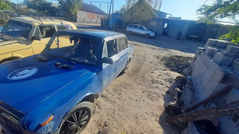 В продаже ваз 2106 нету 4 а так все работает машина в новоазовске мотор капиталился цена 50к + торг у капота номер+79495232693 осталось по телефону 📞 звоните: +7(949)5232693 - фотография - 5