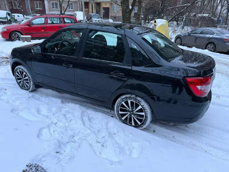 Ваз granta 2025 (1.6 / (106л. с. ) покупалась в автосалоне. автомобиль в состоянии нового (пробег 11.000). хорошая комплектация club: - подогрев передних сидений. - штатная магнитола с bluetooth. - электрообогрев лобового и боковых зеркал. - электро-стеклоподъемники передних стекол. - задние парктроники. так же много сделано: - в салоне была произведена полная обработка. - куплены и установлены подкрылки и коврик в багажник. - установлено качественное евро4. - линзованные led лампы - кожанные чехлы. - сигнализация с автозапуском. - резиновые 3д коврики. цена: 1.150.000 торг телефон: +79494195216 📞 звоните: +7(949)4195216 - фотография - 2