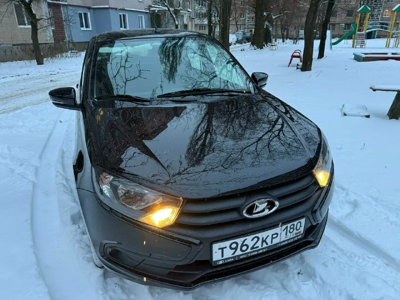 Ваз granta 2025 (1.6 / (106л. с. ) покупалась в автосалоне. автомобиль в состоянии нового (пробег 11.000). хорошая комплектация club: - подогрев передних сидений. - штатная магнитола с bluetooth. - электрообогрев лобового и боковых зеркал. - электро-стеклоподъемники передних стекол. - задние парктроники. так же много сделано: - в салоне была произведена полная обработка. - куплены и установлены подкрылки и коврик в багажник. - установлено качественное евро4. - линзованные led лампы - кожанные чехлы. - сигнализация с автозапуском. - резиновые 3д коврики. цена: 1.150.000 торг телефон: +79494195216 📞 звоните: +7(949)4195216 - фотография - 3