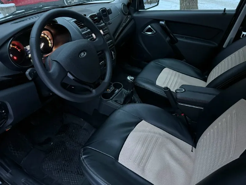 Ваз granta 2025 (1.6 / (106л. с. ) покупалась в автосалоне. автомобиль в состоянии нового (пробег 11.000). хорошая комплектация club: - подогрев передних сидений. - штатная магнитола с bluetooth. - электрообогрев лобового и боковых зеркал. - электро-стеклоподъемники передних стекол. - задние парктроники. так же много сделано: - в салоне была произведена полная обработка. - куплены и установлены подкрылки и коврик в багажник. - установлено качественное евро4. - линзованные led лампы - кожанные чехлы. - сигнализация с автозапуском. - резиновые 3д коврики. цена: 1.150.000 торг телефон: +79494195216 📞 звоните: +7(949)4195216 - фотография - 5