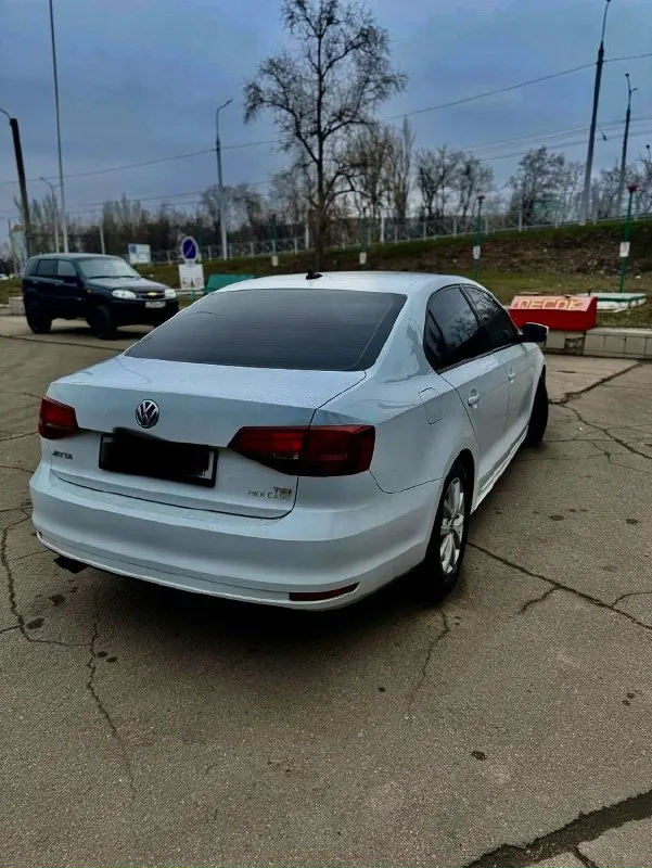 ‼️ продам volkswagen jetta автомат‼️ оригинальный пробег 111 тысяч миль(190.000 км) 2016 года выпуска двигатель 1.4 автомат, акпп aisin самый простой и надёжный выбор! птс оригинал один собственник. все стекла родные включая лобовое! камера заднего, два usb входа, bluetooth, возможность выхода в интернет, телефон и громкая связь. машина после то цена 1🍋150₽ (торг) осмотр г. донецк +79494925060. 📞 звоните: +7(949)4925060 - фотография - 3