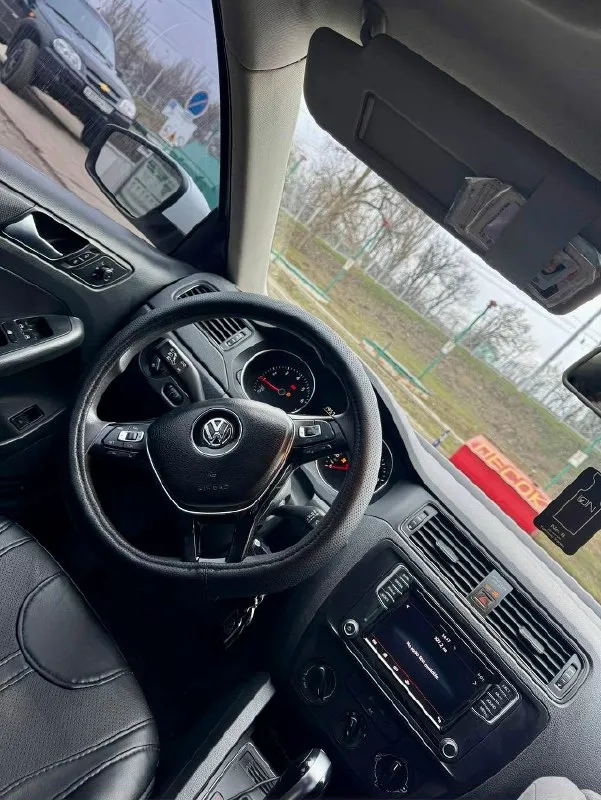 ‼️ продам volkswagen jetta автомат‼️ оригинальный пробег 111 тысяч миль(190.000 км) 2016 года выпуска двигатель 1.4 автомат, акпп aisin самый простой и надёжный выбор! птс оригинал один собственник. все стекла родные включая лобовое! камера заднего, два usb входа, bluetooth, возможность выхода в интернет, телефон и громкая связь. машина после то цена 1🍋150₽ (торг) осмотр г. донецк +79494925060. 📞 звоните: +7(949)4925060 - фотография - 4