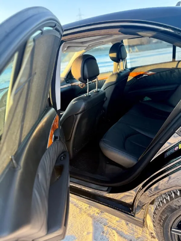 Продам mercedes w211 e350 4-matic, 2007 год выпуска (рестайлинг), машина пригнана из швейцарии в 2020 году, один владелец, весь в оригинальном окрасе, без дтп, лобовое и все остальные стекла оригинал, мотор 3.5 бензин, пробег 178.000 км, полный привод, комплектация avantgarde, есть все. шторки задних стекл, подогревы сидений, багажник с электроприводом, электрорегулировка руля, электросиления, круиз, борт компьютер, мультируль, память сидений и многое другое. работает каждая кнопка. гнили и ржавчины по машине нет. новые зимние шины, два ключа. машина для понимающих людей. за машину не стыдно. продажа с полным переоформлением. цена 1.100.000 рублей. звоните +79493135029 📞 звоните: +7(949)3135029 - фотография - 10