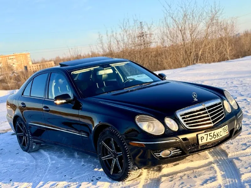 Продам mercedes w211 e350 4-matic, 2007 год выпуска (рестайлинг), машина пригнана из швейцарии в 2020 году, один владелец, весь в оригинальном окрасе, без дтп, лобовое и все остальные стекла оригинал, мотор 3.5 бензин, пробег 178.000 км, полный привод, комплектация avantgarde, есть все. шторки задних стекл, подогревы сидений, багажник с электроприводом, электрорегулировка руля, электросиления, круиз, борт компьютер, мультируль, память сидений и многое другое. работает каждая кнопка. гнили и ржавчины по машине нет. новые зимние шины, два ключа. машина для понимающих людей. за машину не стыдно. продажа с полным переоформлением. цена 1.100.000 рублей. звоните +79493135029 📞 звоните: +7(949)3135029 - фотография - 2