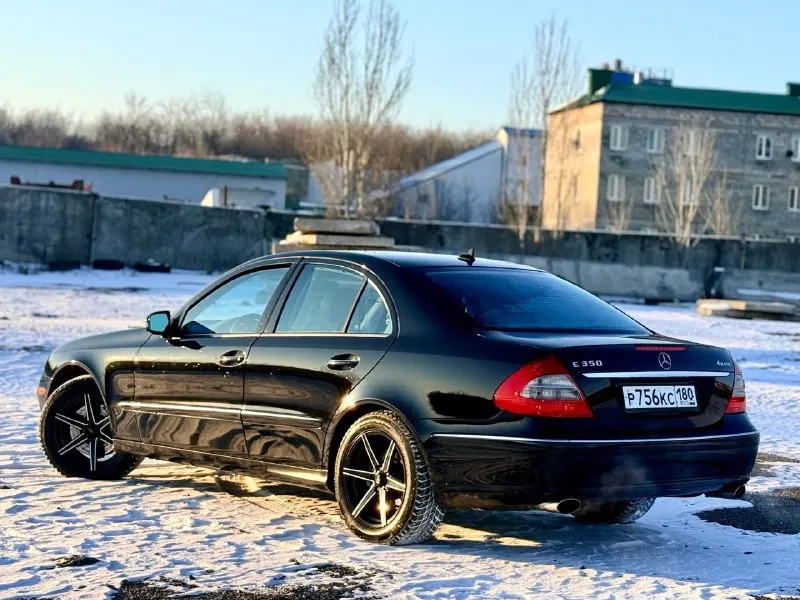 Продам mercedes w211 e350 4-matic, 2007 год выпуска (рестайлинг), машина пригнана из швейцарии в 2020 году, один владелец, весь в оригинальном окрасе, без дтп, лобовое и все остальные стекла оригинал, мотор 3.5 бензин, пробег 178.000 км, полный привод, комплектация avantgarde, есть все. шторки задних стекл, подогревы сидений, багажник с электроприводом, электрорегулировка руля, электросиления, круиз, борт компьютер, мультируль, память сидений и многое другое. работает каждая кнопка. гнили и ржавчины по машине нет. новые зимние шины, два ключа. машина для понимающих людей. за машину не стыдно. продажа с полным переоформлением. цена 1.100.000 рублей. звоните +79493135029 📞 звоните: +7(949)3135029 - фотография - 3