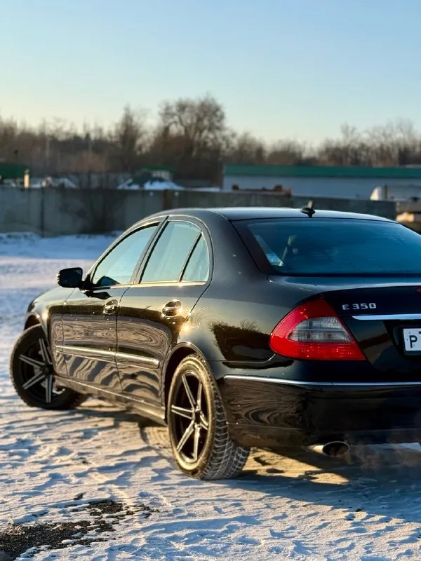 Продам mercedes w211 e350 4-matic, 2007 год выпуска (рестайлинг), машина пригнана из швейцарии в 2020 году, один владелец, весь в оригинальном окрасе, без дтп, лобовое и все остальные стекла оригинал, мотор 3.5 бензин, пробег 178.000 км, полный привод, комплектация avantgarde, есть все. шторки задних стекл, подогревы сидений, багажник с электроприводом, электрорегулировка руля, электросиления, круиз, борт компьютер, мультируль, память сидений и многое другое. работает каждая кнопка. гнили и ржавчины по машине нет. новые зимние шины, два ключа. машина для понимающих людей. за машину не стыдно. продажа с полным переоформлением. цена 1.100.000 рублей. звоните +79493135029 📞 звоните: +7(949)3135029 - фотография - 6