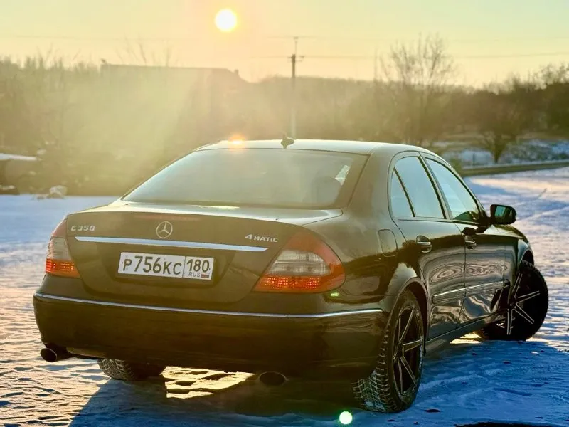 Продам mercedes w211 e350 4-matic, 2007 год выпуска (рестайлинг), машина пригнана из швейцарии в 2020 году, один владелец, весь в оригинальном окрасе, без дтп, лобовое и все остальные стекла оригинал, мотор 3.5 бензин, пробег 178.000 км, полный привод, комплектация avantgarde, есть все. шторки задних стекл, подогревы сидений, багажник с электроприводом, электрорегулировка руля, электросиления, круиз, борт компьютер, мультируль, память сидений и многое другое. работает каждая кнопка. гнили и ржавчины по машине нет. новые зимние шины, два ключа. машина для понимающих людей. за машину не стыдно. продажа с полным переоформлением. цена 1.100.000 рублей. звоните +79493135029 📞 звоните: +7(949)3135029 - фотография - 7