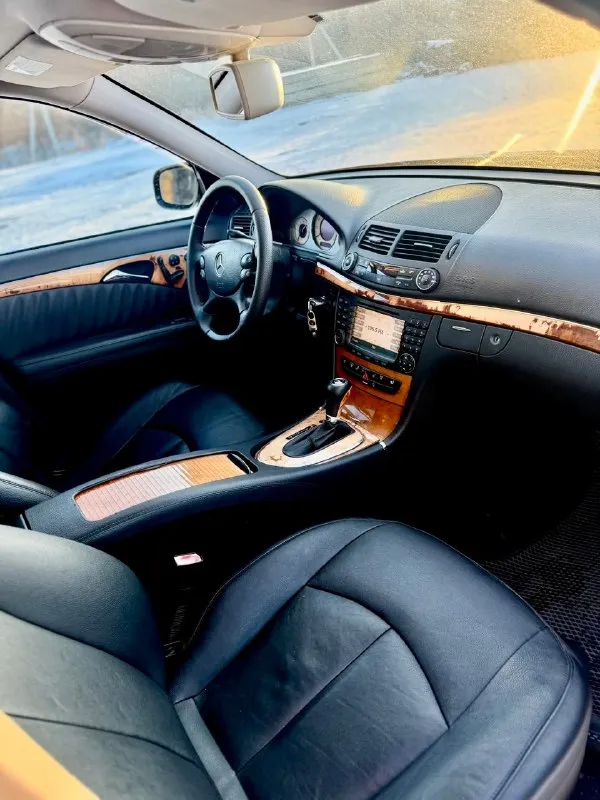 Продам mercedes w211 e350 4-matic, 2007 год выпуска (рестайлинг), машина пригнана из швейцарии в 2020 году, один владелец, весь в оригинальном окрасе, без дтп, лобовое и все остальные стекла оригинал, мотор 3.5 бензин, пробег 178.000 км, полный привод, комплектация avantgarde, есть все. шторки задних стекл, подогревы сидений, багажник с электроприводом, электрорегулировка руля, электросиления, круиз, борт компьютер, мультируль, память сидений и многое другое. работает каждая кнопка. гнили и ржавчины по машине нет. новые зимние шины, два ключа. машина для понимающих людей. за машину не стыдно. продажа с полным переоформлением. цена 1.100.000 рублей. звоните +79493135029 📞 звоните: +7(949)3135029 - фотография - 8