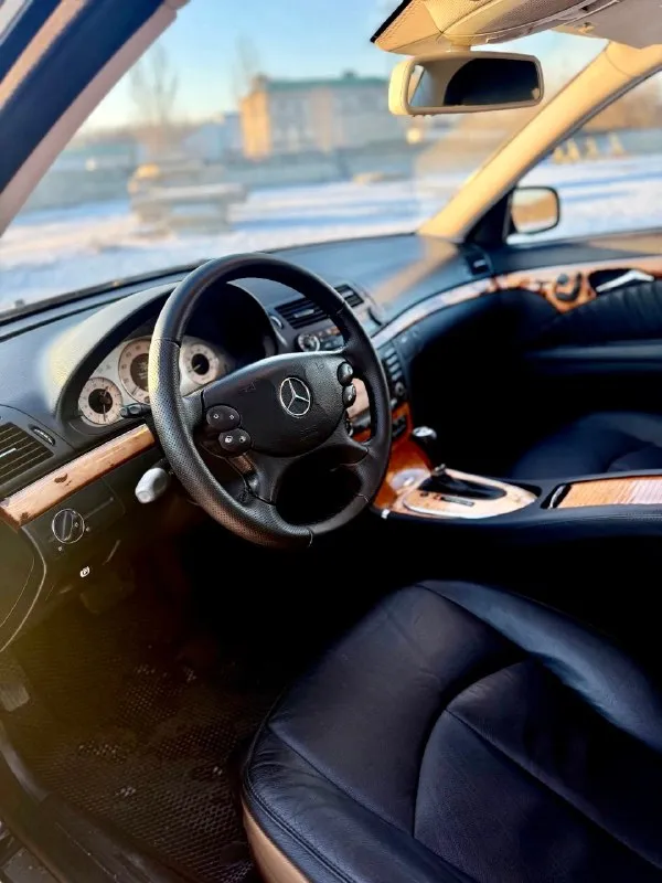 Продам mercedes w211 e350 4-matic, 2007 год выпуска (рестайлинг), машина пригнана из швейцарии в 2020 году, один владелец, весь в оригинальном окрасе, без дтп, лобовое и все остальные стекла оригинал, мотор 3.5 бензин, пробег 178.000 км, полный привод, комплектация avantgarde, есть все. шторки задних стекл, подогревы сидений, багажник с электроприводом, электрорегулировка руля, электросиления, круиз, борт компьютер, мультируль, память сидений и многое другое. работает каждая кнопка. гнили и ржавчины по машине нет. новые зимние шины, два ключа. машина для понимающих людей. за машину не стыдно. продажа с полным переоформлением. цена 1.100.000 рублей. звоните +79493135029 📞 звоните: +7(949)3135029 - фотография - 9