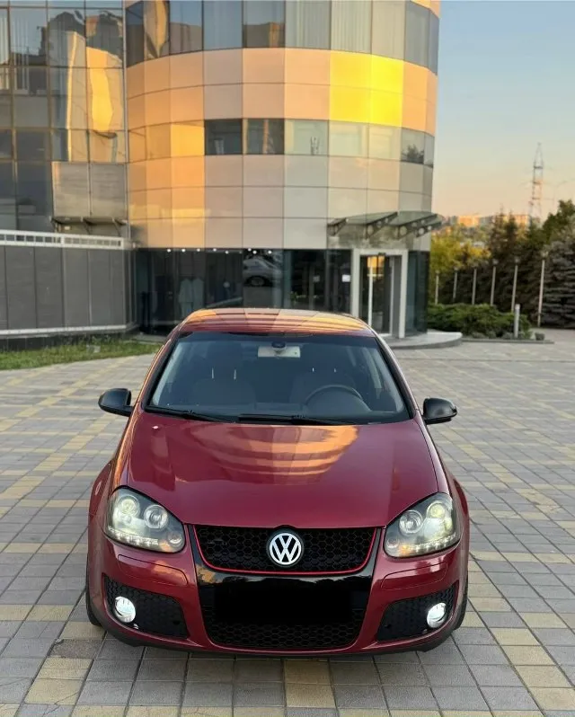 Volkswagen golf 5 2005г 🛞 цена: 395.000р❗️❗️❗️ покрашена не очень, за эту цену подарок -двигатель 1.... - фотография