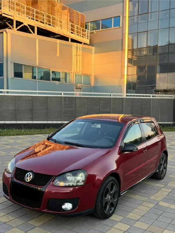 Volkswagen golf 5 2005г 🛞 цена: 395.000р❗️❗️❗️ покрашена не очень, за эту цену подарок -двигатель 1.6 mpi контрактный, пробег 80.000км, не дымит, не троит, работает ровно! -коробка механическая 6-ступенчатая, не хрустит, не выбивает, 10.000км назад менял сцепление. -салон ухоженный, сидения полу ковши, с электро регулировкой сидением, подогрев сидений, мультируль, регулировка зеркал, монитор с блютусом, и многое другое ! -ходовая перебрана, не стучит, не гремит, работает как мячик! ⛽️едет бодро, расход 6-7 литров по трассе, по городу 8-9 литров. -по кузову, в круг обвесы gti, выхлоп, диски 17 радиуса, тоже от gti, по кузову есть моменты, коцки, рыжики, ничего критичного, дно целое. 📃по документам полный порядок, ограничений нету, любой вид переоформления. 🌎машина находится в г. донецк, осмотр по договоренности, 📞 +7 949 452 4995 💸цена: 395.000р ❗️❗️❗️ 📞 звоните: +7(949)4524995 - фотография - 2