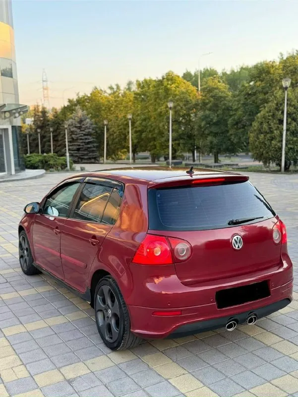 Volkswagen golf 5 2005г 🛞 цена: 395.000р❗️❗️❗️ покрашена не очень, за эту цену подарок -двигатель 1.6 mpi контрактный, пробег 80.000км, не дымит, не троит, работает ровно! -коробка механическая 6-ступенчатая, не хрустит, не выбивает, 10.000км назад менял сцепление. -салон ухоженный, сидения полу ковши, с электро регулировкой сидением, подогрев сидений, мультируль, регулировка зеркал, монитор с блютусом, и многое другое ! -ходовая перебрана, не стучит, не гремит, работает как мячик! ⛽️едет бодро, расход 6-7 литров по трассе, по городу 8-9 литров. -по кузову, в круг обвесы gti, выхлоп, диски 17 радиуса, тоже от gti, по кузову есть моменты, коцки, рыжики, ничего критичного, дно целое. 📃по документам полный порядок, ограничений нету, любой вид переоформления. 🌎машина находится в г. донецк, осмотр по договоренности, 📞 +7 949 452 4995 💸цена: 395.000р ❗️❗️❗️ 📞 звоните: +7(949)4524995 - фотография - 5