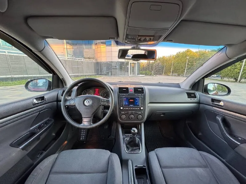 Volkswagen golf 5 2005г 🛞 цена: 395.000р❗️❗️❗️ покрашена не очень, за эту цену подарок -двигатель 1.6 mpi контрактный, пробег 80.000км, не дымит, не троит, работает ровно! -коробка механическая 6-ступенчатая, не хрустит, не выбивает, 10.000км назад менял сцепление. -салон ухоженный, сидения полу ковши, с электро регулировкой сидением, подогрев сидений, мультируль, регулировка зеркал, монитор с блютусом, и многое другое ! -ходовая перебрана, не стучит, не гремит, работает как мячик! ⛽️едет бодро, расход 6-7 литров по трассе, по городу 8-9 литров. -по кузову, в круг обвесы gti, выхлоп, диски 17 радиуса, тоже от gti, по кузову есть моменты, коцки, рыжики, ничего критичного, дно целое. 📃по документам полный порядок, ограничений нету, любой вид переоформления. 🌎машина находится в г. донецк, осмотр по договоренности, 📞 +7 949 452 4995 💸цена: 395.000р ❗️❗️❗️ 📞 звоните: +7(949)4524995 - фотография - 7