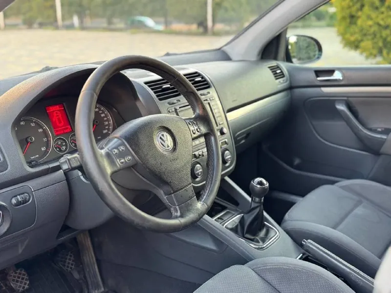 Volkswagen golf 5 2005г 🛞 цена: 395.000р❗️❗️❗️ покрашена не очень, за эту цену подарок -двигатель 1.6 mpi контрактный, пробег 80.000км, не дымит, не троит, работает ровно! -коробка механическая 6-ступенчатая, не хрустит, не выбивает, 10.000км назад менял сцепление. -салон ухоженный, сидения полу ковши, с электро регулировкой сидением, подогрев сидений, мультируль, регулировка зеркал, монитор с блютусом, и многое другое ! -ходовая перебрана, не стучит, не гремит, работает как мячик! ⛽️едет бодро, расход 6-7 литров по трассе, по городу 8-9 литров. -по кузову, в круг обвесы gti, выхлоп, диски 17 радиуса, тоже от gti, по кузову есть моменты, коцки, рыжики, ничего критичного, дно целое. 📃по документам полный порядок, ограничений нету, любой вид переоформления. 🌎машина находится в г. донецк, осмотр по договоренности, 📞 +7 949 452 4995 💸цена: 395.000р ❗️❗️❗️ 📞 звоните: +7(949)4524995 - фотография - 8
