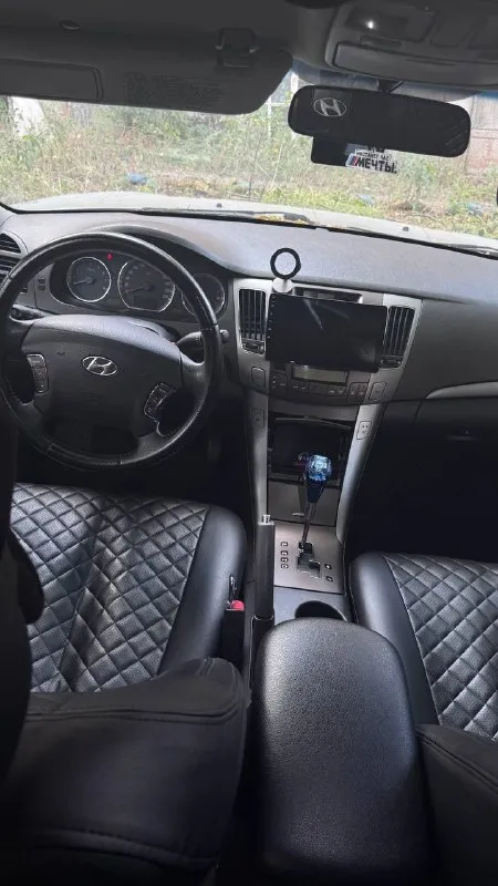 Продается hyundai sonata 5 поколение nf рестайлинг (2008 год) 📍 местоположение: г. луганск 🚗 автомобиль в отличном состоянии! идеален для семейных поездок и каждодневных поездок по городу. 🔧 особенности: * двигатель: в хорошем состоянии. * кпп: автомат, в отличном состоянии. * климат-контроль: кондиционер заправлен и охлаждает идеально, печка греет как надо. * музыка: отличный звук с современной android-магнитолой. * сигнализация: установлена сигнализация с автозапуском starline v2 eco для вашего комфорта и безопасности. * шины: новая зимняя резина pirelli (липучка), диски r16. * свет: яркие фары и птф для отличной видимости. 👨‍👩‍👧‍👦 машина подходит для семейных поездок: просторный салон, удобный мультируль, все работает как нужно. 🔨 кузов: есть незначительные косметические дефекты, но это не влияет на внешний вид и эксплуатацию. 📜 документы: чистые, я собственник, готов к любому виду переоформления. 💰 цена: 750.000 ₽ (торг уместен). ‼️ внимание: перекупам просьба не бе 📞 звоните: +7(959)2048787 - фотография - 7