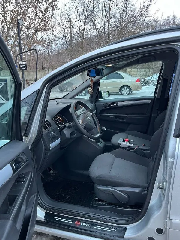 Продам‼️ opel zafira б 2007г. выпуска⏱️🇩🇪 пробег: 180.000 родной объем двигателя 1.8 л. бензин мкпп -5-ти ступенчатая двигатель : на 5+✔️работает идеально коробка передач : на 5+ работает идеально все передачи включается без проблем✔️ автомобиль ухоженный и в очень хорошем состоянии как внешне так и технически каждые 7000 км проходит т о в автомобиле есть все для комфортного вождения стеклоподъемники электро регулировка зеркал доводчик стёкл кондиционер датчик дождя, датчик света, туманки, подогревы сидений, хорошая аудиосистема заводские колонки планшет android работает очень хорошо играет очень качественно, мультируль, камера заднего вида, парктроники, установлен видеорегистратор снимает и сзади и спереди к этому всему ещё добавляется одна камера заднего вида которая тоже снимает что происходит сзади автомобиля работает все очень хорошо салон очень приятный и ухоженный, стоит новая зимняя резина r16 на заводских литых дисках цена 💲: 660.000 рублей + торг +79490760747 - фотография - 5