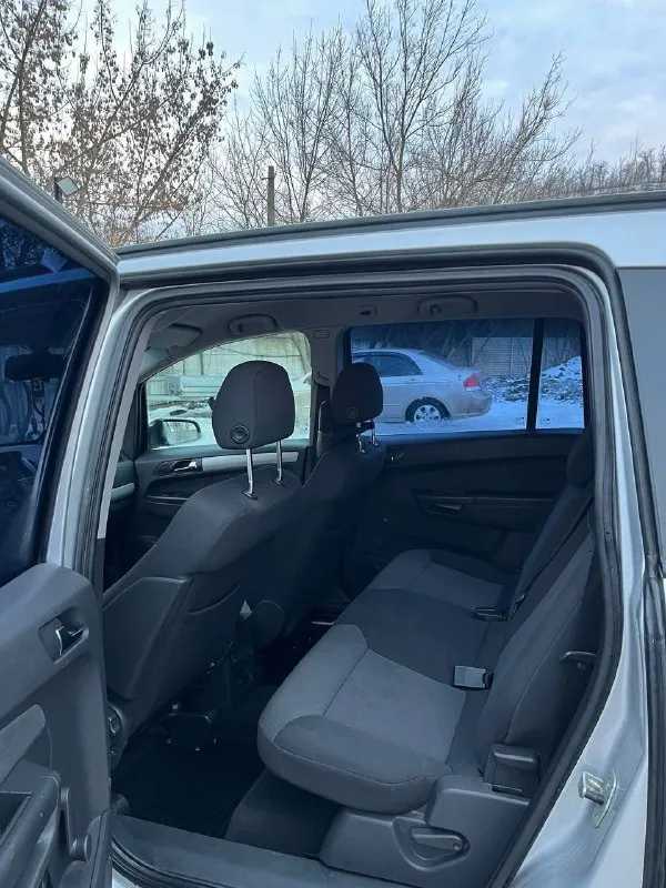 Продам‼️ opel zafira б 2007г. выпуска⏱️🇩🇪 пробег: 180.000 родной объем двигателя 1.8 л. бензин мкпп -5-ти ступенчатая двигатель : на 5+✔️работает идеально коробка передач : на 5+ работает идеально все передачи включается без проблем✔️ автомобиль ухоженный и в очень хорошем состоянии как внешне так и технически каждые 7000 км проходит т о в автомобиле есть все для комфортного вождения стеклоподъемники электро регулировка зеркал доводчик стёкл кондиционер датчик дождя, датчик света, туманки, подогревы сидений, хорошая аудиосистема заводские колонки планшет android работает очень хорошо играет очень качественно, мультируль, камера заднего вида, парктроники, установлен видеорегистратор снимает и сзади и спереди к этому всему ещё добавляется одна камера заднего вида которая тоже снимает что происходит сзади автомобиля работает все очень хорошо салон очень приятный и ухоженный, стоит новая зимняя резина r16 на заводских литых дисках цена 💲: 660.000 рублей + торг +79490760747 - фотография - 7