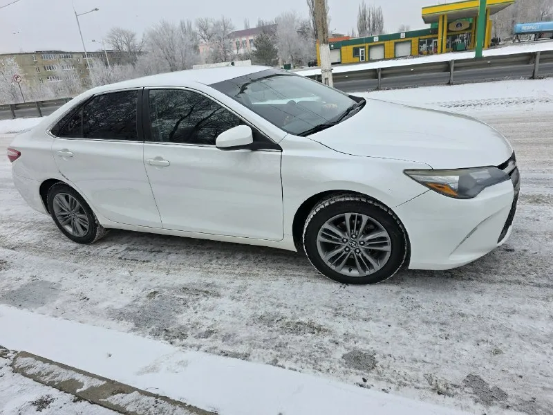 Продам toyota camry 55, 2015 года выпуска. цена: 1 700 000 рублей (торг у капота). телефон для связи: +7 949 327 93 00 характеристики и комплектация: объём двигателя 2.5 л, автоматическая коробка передач (акпп) кондиционер подогрев сидений круиз-контроль камера заднего вида монитор оригинальная аудиосистема jbl кожаный салон обогрев зеркал и стекол автомобиль в родной краске, вся безопасность целая и родная. есть небольшие дефекты по кузову. пробег — 220 000 км. состояние хорошее, ухоженный автомобиль. местонахождение: шахтёрск. звоните, отвечу на все вопросы! 📞 звоните: +7(949)3279300 - фотография - 2