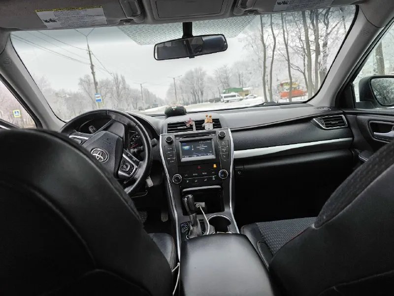 Продам toyota camry 55, 2015 года выпуска. цена: 1 700 000 рублей (торг у капота). телефон для связи: +7 949 327 93 00 характеристики и комплектация: объём двигателя 2.5 л, автоматическая коробка передач (акпп) кондиционер подогрев сидений круиз-контроль камера заднего вида монитор оригинальная аудиосистема jbl кожаный салон обогрев зеркал и стекол автомобиль в родной краске, вся безопасность целая и родная. есть небольшие дефекты по кузову. пробег — 220 000 км. состояние хорошее, ухоженный автомобиль. местонахождение: шахтёрск. звоните, отвечу на все вопросы! 📞 звоните: +7(949)3279300 - фотография - 4