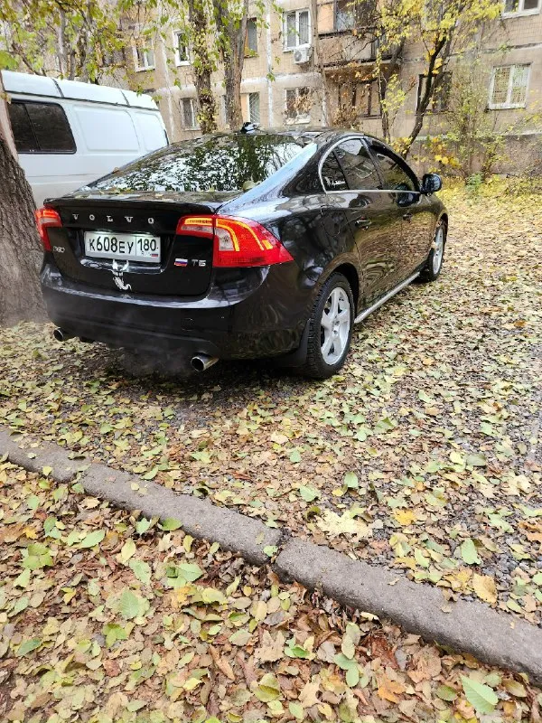 Продам volvo s60 т5 2011года в r-design. объем 2,5 турбо 249л. с. пробег 240т каждый день на ходу мн... - фотография