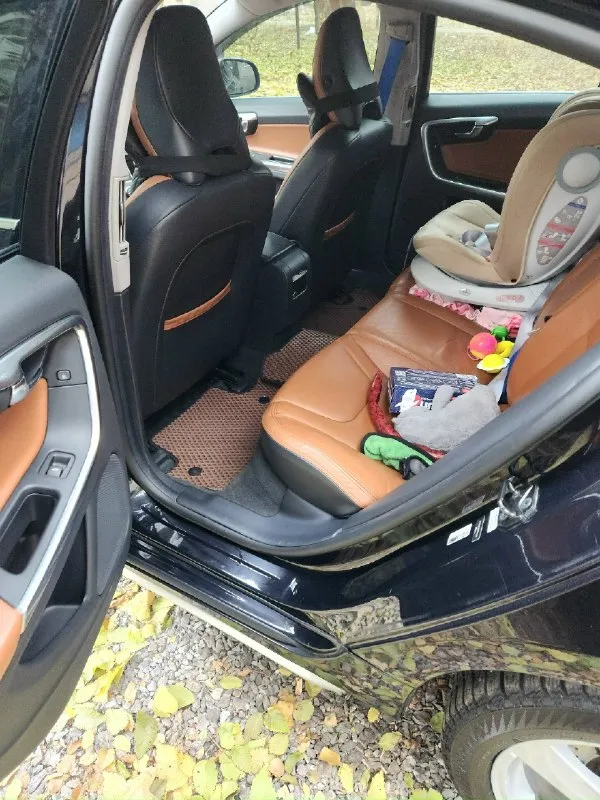 Продам volvo s60 т5 2011года в r-design. объем 2,5 турбо 249л. с. пробег 240т каждый день на ходу много функций датчик:дождя, света, движения, активныйкруиз и т. д. надёжный и комфортный цена 1650000 т. р. для тех кто не знает что такое r-design. компания volvo представила пакет доработок для моделей s60 и v60 нового поколения. комплект r-design сочетает в себе аэродинамический обвес, заниженную спортивную подвеску, а также большое количество аксессуаров для интерьера. внешне автомобили с пакетом r-design отличаются черной решеткой радиатора, спортивным передним бампером, спойлером на крышку багажника, а также диффузором на задний бампер. +79498171586 александр осмотр г. донецк, возможно обмен на универсал. 📞 звоните: +7(949)8171586 - фотография - 2