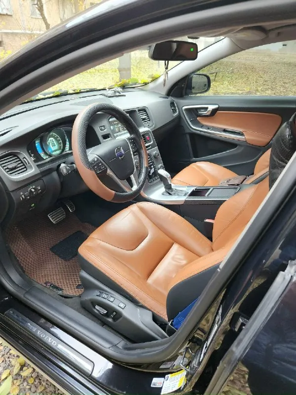 Продам volvo s60 т5 2011года в r-design. объем 2,5 турбо 249л. с. пробег 240т каждый день на ходу много функций датчик:дождя, света, движения, активныйкруиз и т. д. надёжный и комфортный цена 1650000 т. р. для тех кто не знает что такое r-design. компания volvo представила пакет доработок для моделей s60 и v60 нового поколения. комплект r-design сочетает в себе аэродинамический обвес, заниженную спортивную подвеску, а также большое количество аксессуаров для интерьера. внешне автомобили с пакетом r-design отличаются черной решеткой радиатора, спортивным передним бампером, спойлером на крышку багажника, а также диффузором на задний бампер. +79498171586 александр осмотр г. донецк, возможно обмен на универсал. 📞 звоните: +7(949)8171586 - фотография - 3