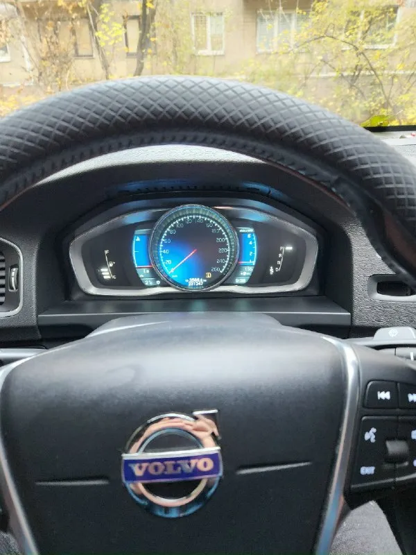 Продам volvo s60 т5 2011года в r-design. объем 2,5 турбо 249л. с. пробег 240т каждый день на ходу много функций датчик:дождя, света, движения, активныйкруиз и т. д. надёжный и комфортный цена 1650000 т. р. для тех кто не знает что такое r-design. компания volvo представила пакет доработок для моделей s60 и v60 нового поколения. комплект r-design сочетает в себе аэродинамический обвес, заниженную спортивную подвеску, а также большое количество аксессуаров для интерьера. внешне автомобили с пакетом r-design отличаются черной решеткой радиатора, спортивным передним бампером, спойлером на крышку багажника, а также диффузором на задний бампер. +79498171586 александр осмотр г. донецк, возможно обмен на универсал. 📞 звоните: +7(949)8171586 - фотография - 4