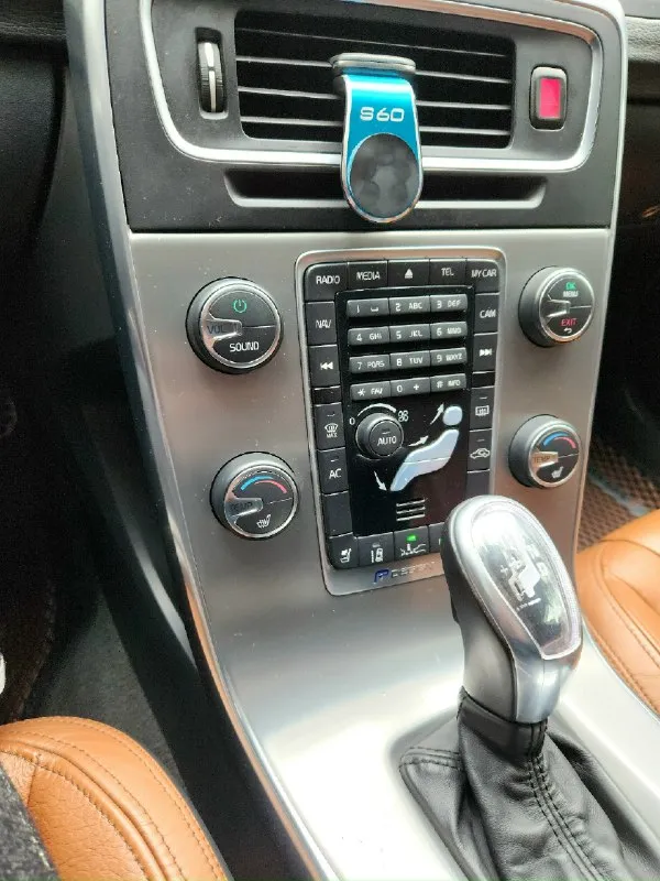 Продам volvo s60 т5 2011года в r-design. объем 2,5 турбо 249л. с. пробег 240т каждый день на ходу много функций датчик:дождя, света, движения, активныйкруиз и т. д. надёжный и комфортный цена 1650000 т. р. для тех кто не знает что такое r-design. компания volvo представила пакет доработок для моделей s60 и v60 нового поколения. комплект r-design сочетает в себе аэродинамический обвес, заниженную спортивную подвеску, а также большое количество аксессуаров для интерьера. внешне автомобили с пакетом r-design отличаются черной решеткой радиатора, спортивным передним бампером, спойлером на крышку багажника, а также диффузором на задний бампер. +79498171586 александр осмотр г. донецк, возможно обмен на универсал. 📞 звоните: +7(949)8171586 - фотография - 6