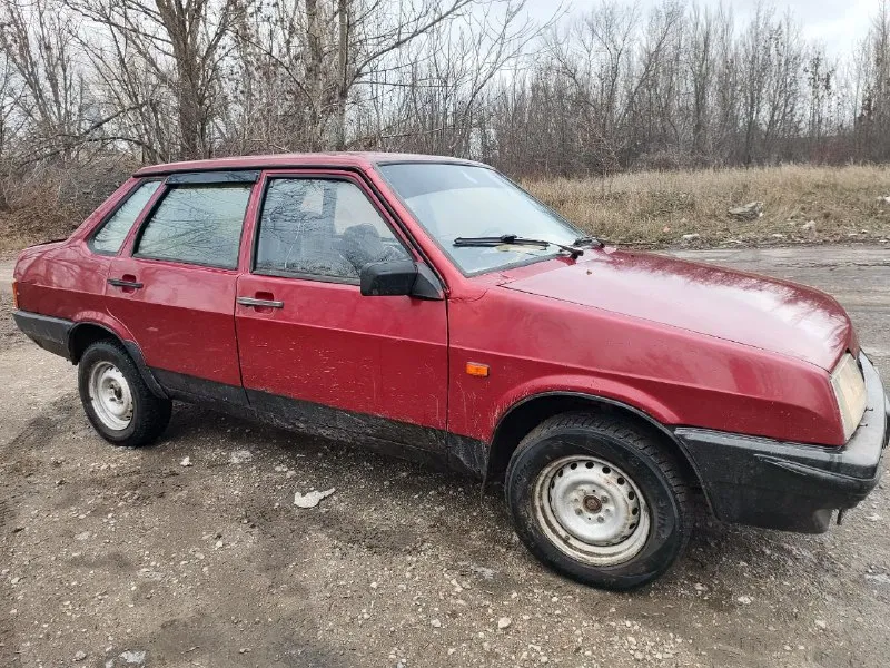 Ваз 21099 1995г на ходу двигатель 1.5 не дымит работает ровно карбюратор почищен и настроен коробка... - фотография