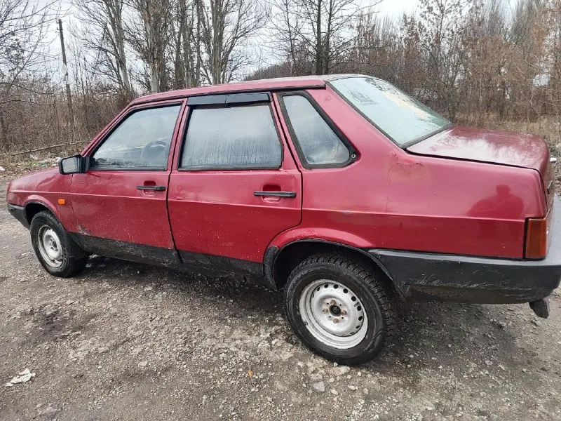 Ваз 21099 1995г на ходу двигатель 1.5 не дымит работает ровно карбюратор почищен и настроен коробка 5ст пропала 2я скорость. остальные все работают по электрике свет, дворники, зарядка все работает, печка греет резина зимняя новый акб фаркоп дно есть нечего не выпадает учет днр цена 49 т. р торг у капота макеевка /червоногвардейский +7 949 386-36-34 📲 tg: @shyrik95 📞 звоните: +7(949)3863634 - фотография - 2