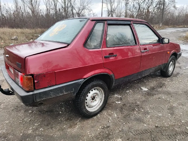 Ваз 21099 1995г на ходу двигатель 1.5 не дымит работает ровно карбюратор почищен и настроен коробка 5ст пропала 2я скорость. остальные все работают по электрике свет, дворники, зарядка все работает, печка греет резина зимняя новый акб фаркоп дно есть нечего не выпадает учет днр цена 49 т. р торг у капота макеевка /червоногвардейский +7 949 386-36-34 📲 tg: @shyrik95 📞 звоните: +7(949)3863634 - фотография - 6