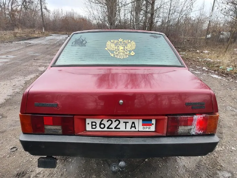 Ваз 21099 1995г на ходу двигатель 1.5 не дымит работает ровно карбюратор почищен и настроен коробка 5ст пропала 2я скорость. остальные все работают по электрике свет, дворники, зарядка все работает, печка греет резина зимняя новый акб фаркоп дно есть нечего не выпадает учет днр цена 49 т. р торг у капота макеевка /червоногвардейский +7 949 386-36-34 📲 tg: @shyrik95 📞 звоните: +7(949)3863634 - фотография - 7