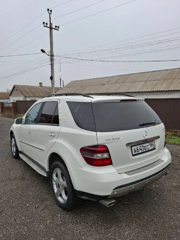 Продам mercedes мл-350 полный привод. газ-бензин 2008 г с родным пробегом 275.000 км, 2й хозяин с салона. автомобиль не бит не крашен, полностью в заводской краске даже бампера, все стёкла родные, по машине нет ниодной ошибки, двигатель и коробка в отличном состоянии, салон кожа + алькантара, коробка автомат, люк, климат контроль, подогрев сиденьев, диски r19 amg с новой зимней резиной. цена : 1.350.000 ру мариуполь +79497083589 андрей 📞 звоните: +7(949)7083589 - фотография - 4