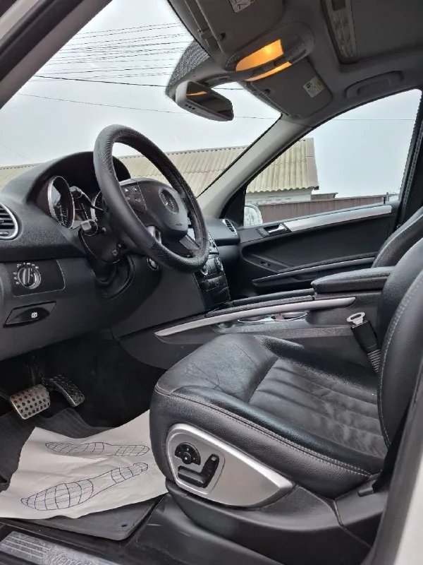 Продам mercedes мл-350 полный привод. газ-бензин 2008 г с родным пробегом 275.000 км, 2й хозяин с салона. автомобиль не бит не крашен, полностью в заводской краске даже бампера, все стёкла родные, по машине нет ниодной ошибки, двигатель и коробка в отличном состоянии, салон кожа + алькантара, коробка автомат, люк, климат контроль, подогрев сиденьев, диски r19 amg с новой зимней резиной. цена : 1.350.000 ру мариуполь +79497083589 андрей 📞 звоните: +7(949)7083589 - фотография - 6