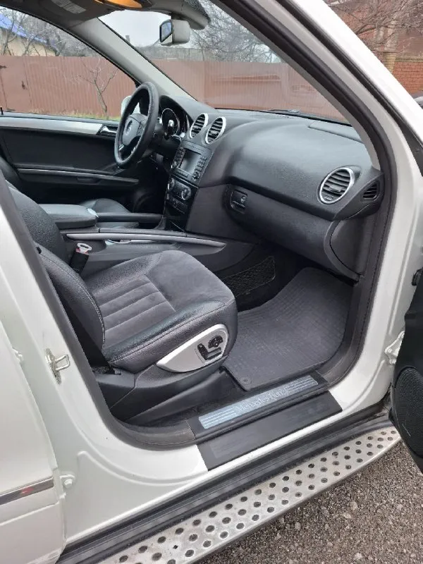 Продам mercedes мл-350 полный привод. газ-бензин 2008 г с родным пробегом 275.000 км, 2й хозяин с салона. автомобиль не бит не крашен, полностью в заводской краске даже бампера, все стёкла родные, по машине нет ниодной ошибки, двигатель и коробка в отличном состоянии, салон кожа + алькантара, коробка автомат, люк, климат контроль, подогрев сиденьев, диски r19 amg с новой зимней резиной. цена : 1.350.000 ру мариуполь +79497083589 андрей 📞 звоните: +7(949)7083589 - фотография - 9