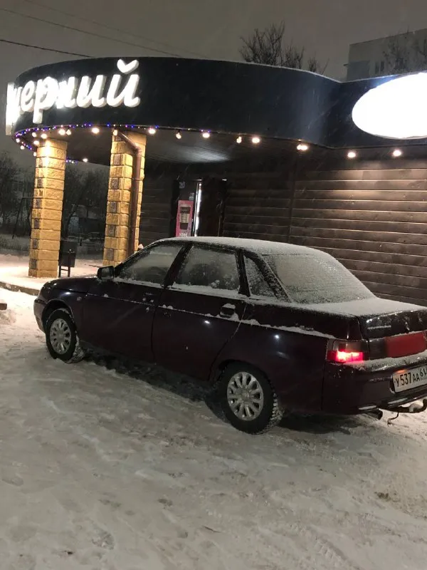 Продам ваз 2110 8 клоп 🚗 состояние хорошее🎀 хороший инжектор коробка переключает нормально ничего не выбивает кпп после ремонта днище целое без дыр печка греет заменены все сальники есть фаркоп заменен датчик холостого хода датчик дросельной заслонки резина хорошая зимняя документы в порядке цена 200.т. р торг у капота г. мариуполь +79490851105 📲 tg: @vladimir_21070 📞 звоните: +7(949)0851105 - фотография - 2