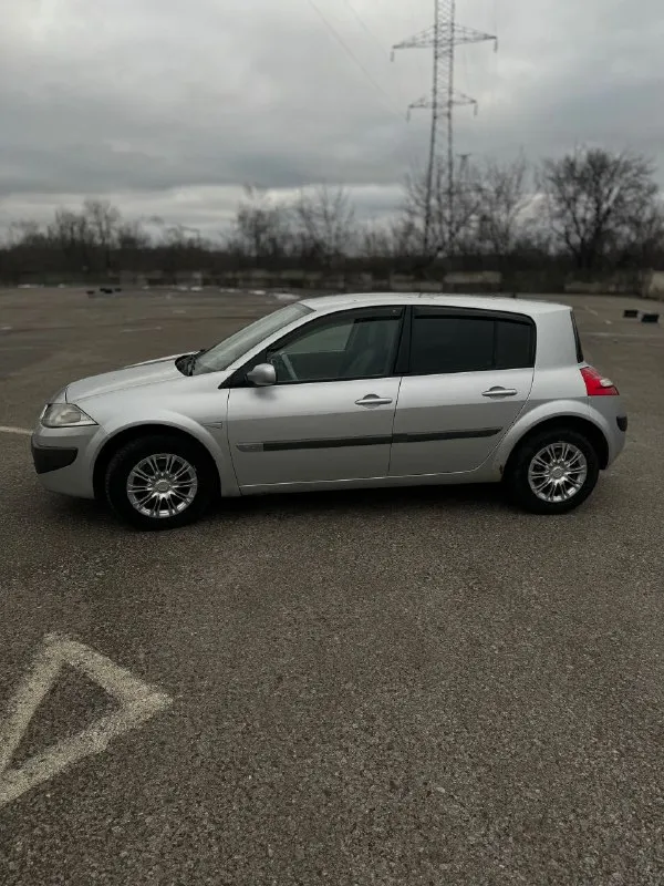 Продам renault megane 2 (рестайлинг) 2006г. в.,1.5 tdi механическая кпп! состояние достойное, оцинкованный кузов!!!всё работает исправно! по комплектации: датчик света, датчик дождя, климат, мультируль, круиз, кнопка старт-стоп, 4 электро стеклоподъёмника, лэд туманки! установлена большая магнитола! новая зимняя резина!пробег 223 тыс. км цена 550тыс. руб. торг реальному покупателю! осмотр г. макеевка. +79493336942 📲 tg: дмитрий 📞 звоните: +7(949)3336942 - фотография - 3