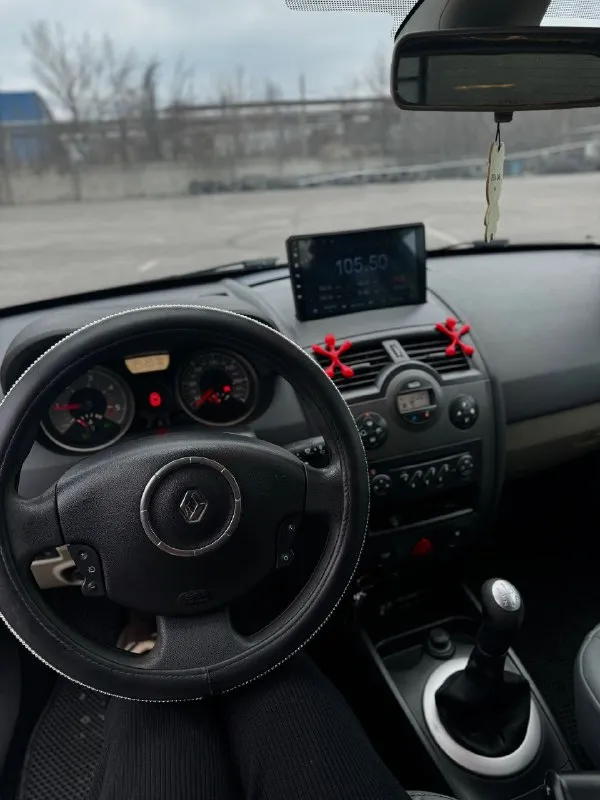 Продам renault megane 2 (рестайлинг) 2006г. в.,1.5 tdi механическая кпп! состояние достойное, оцинкованный кузов!!!всё работает исправно! по комплектации: датчик света, датчик дождя, климат, мультируль, круиз, кнопка старт-стоп, 4 электро стеклоподъёмника, лэд туманки! установлена большая магнитола! новая зимняя резина!пробег 223 тыс. км цена 550тыс. руб. торг реальному покупателю! осмотр г. макеевка. +79493336942 📲 tg: дмитрий 📞 звоните: +7(949)3336942 - фотография - 4