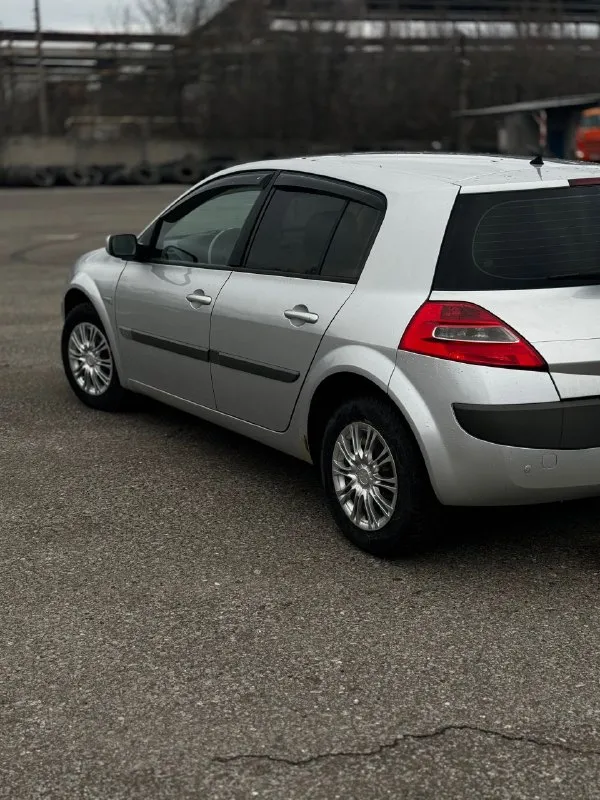 Продам renault megane 2 (рестайлинг) 2006г. в.,1.5 tdi механическая кпп! состояние достойное, оцинкованный кузов!!!всё работает исправно! по комплектации: датчик света, датчик дождя, климат, мультируль, круиз, кнопка старт-стоп, 4 электро стеклоподъёмника, лэд туманки! установлена большая магнитола! новая зимняя резина!пробег 223 тыс. км цена 550тыс. руб. торг реальному покупателю! осмотр г. макеевка. +79493336942 📲 tg: дмитрий 📞 звоните: +7(949)3336942 - фотография - 7